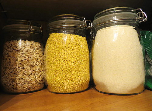 To prevent the appearance of food moths in cereals, it is convenient to use jars with a tight-fitting lid.