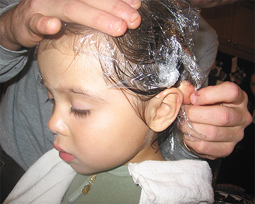 For the best destruction of lice on the head of the child can wear a plastic cap
