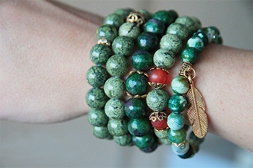 Stones in bracelets look beautiful, but they are unlikely to be able to scare away lice.