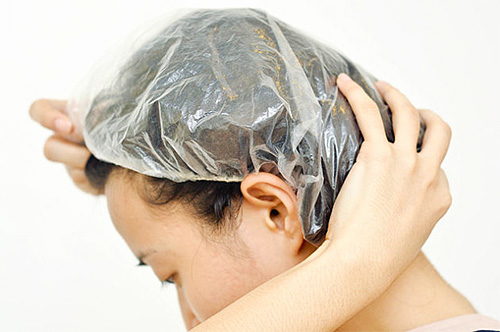 Whether or not it is necessary to cover the head with a cap when dealing with lice, the instruction to the drug will tell