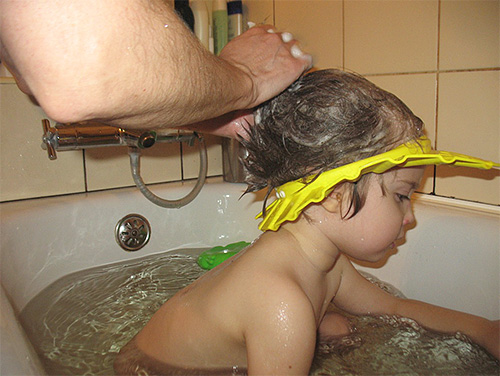 Kerosinblandningen ska tvättas ordentligt med schampo från barnets huvud