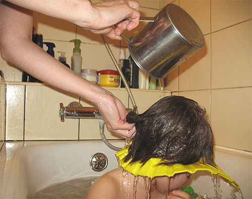 Var noga med att skölja håret med rent vatten flera gånger, för att undvika kontakt med tvättvatten i dina ögon