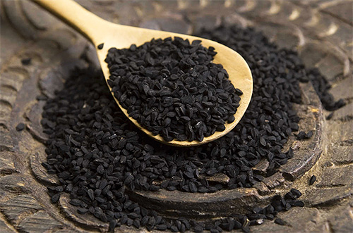 Fröer av svart kummin - ganska exotisk, men också ett effektivt botemedel mot löss, om du kombinerar det med ättika
