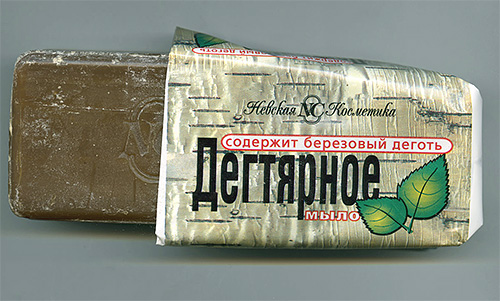It is known that tar soap has a pronounced anti-parasitic effect and successfully helps fight lice.
