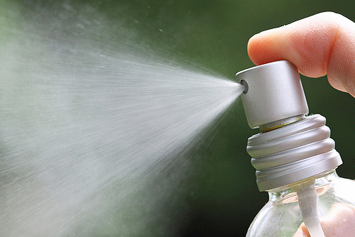 Vid behandling av spray från löss kan det inte komma in i ögonen och andningsorganen.