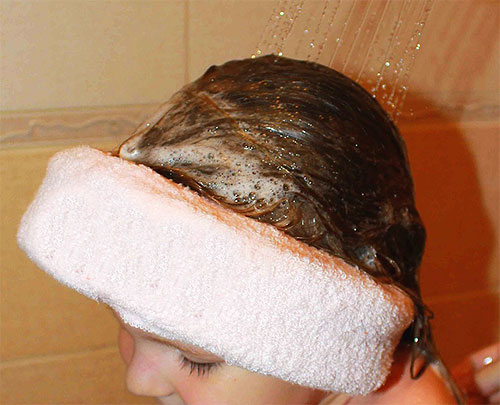 När du löser ett löss barn måste du applicera ett speciellt schampo på huvudet, vänta lite och skölj håret noggrant