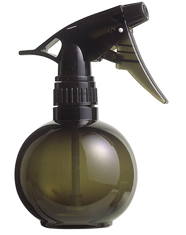 Efter utspädning av insektsmedelskoncentratet kan lösningen sprutas med en vanlig hushållsprayflaska.