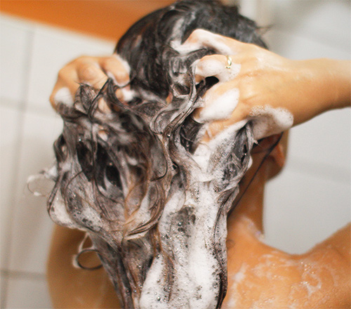 Innan du använder Hellebore-vatten ska du först tvätta håret med vanligt schampo.