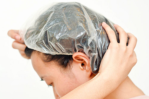När du har applicerat helleborevattnet på huvudet, är det nödvändigt att hålla håret under en viss tid under tyg eller keps.
