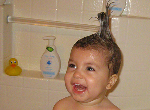 Shampoo för att ta bort löss, mindre än lotioner och sprayer, orsakar allergier, och är därför i allmänhet mer acceptabla för barn.