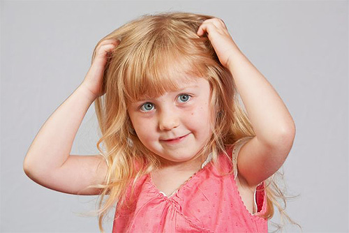 Signs of the presence of lice in a child are permanent scratching of the head and restless behavior.