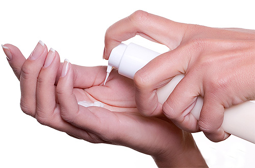 Pediculicidal creams are presented in a convenient dosage form