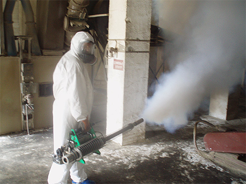 Ve sprejových koncentrátech se často používají silnější insekticidy než v hotových aerosolech.