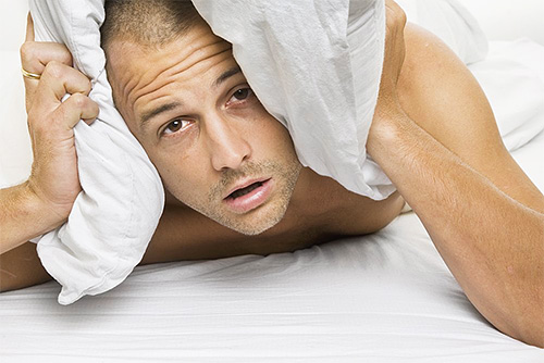 Sömnlösa nätter på grund av sömnbett bidrar till nervositet under dagen.