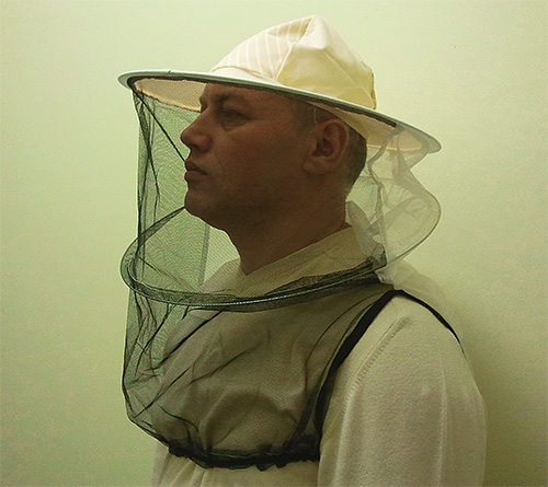 Starting the destruction of hornets, do not forget to wear a beekeeper's mask and clothing with long sleeves.
