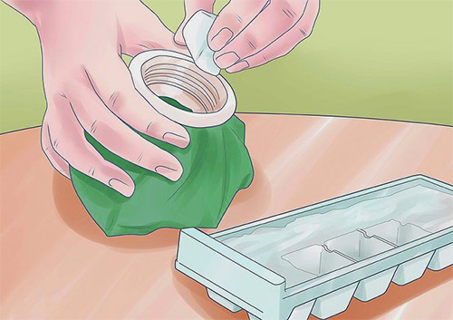 In order to reduce swelling, you can prepare a cold compress, for example, with ice.