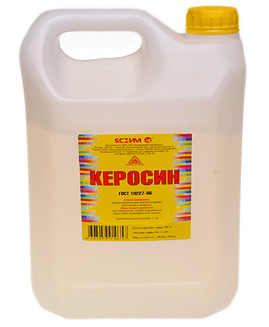 Use kerosene to destroy the hornet's nest must be very careful not to suffer and not to set fire to the surrounding buildings and trees.