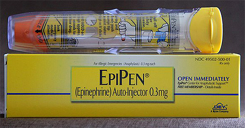 Bilden visar ett exempel på en autoinjektor med epinefrin (adrenalin).