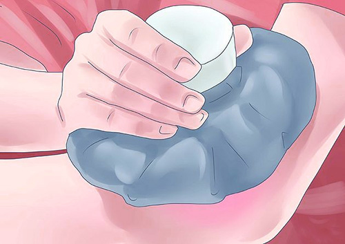 To reduce swelling and itching, it is helpful to apply a cold compress to the bite site.