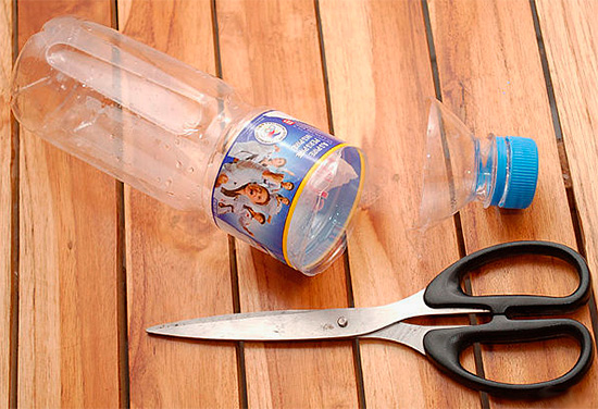 Een effectieve wespenvanger kan worden gemaakt van een gewone plastic fles.
