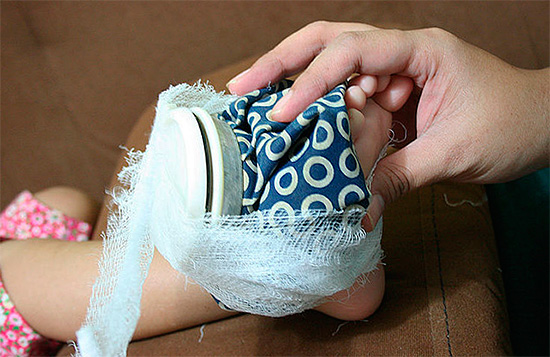 A cold compress can, for example, be tied to a swollen leg with a bandage.