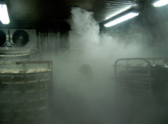 A hideg köd részecskék mérete nagyon kicsi, így az inszekticid aeroszolfelhő könnyen behatol a legnehezebb helyekre is.