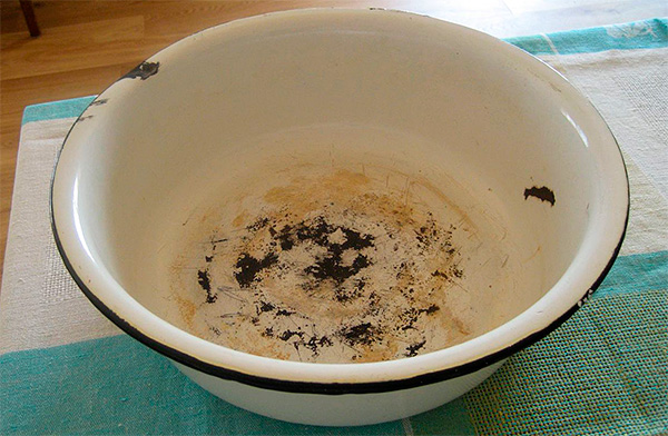 The smoke bomb can be installed, for example, in an old enamel basin.