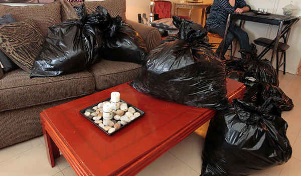 Clothes, dishes and other things before processing the apartment should be packed in plastic bags.