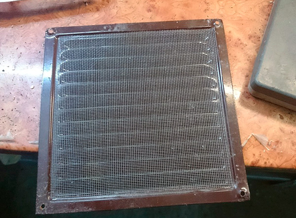 To prevent bugs, cockroaches and other insects from neighbors from entering the room, you can install a grid with a fine mesh on the air vent.