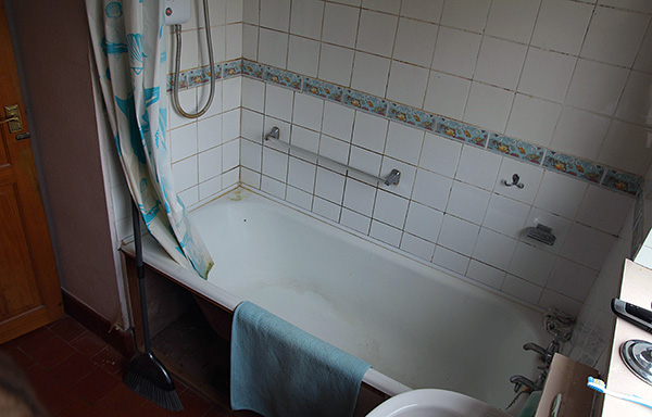 Een hoge luchtvochtigheid in het appartement (bijvoorbeeld in de badkamer, toilet) is hier een gunstige factor voor het bestaan ​​van pissebedden.