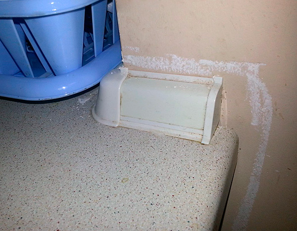 I många lägenheter används verktyget för förebyggande ändamål - så att kackerlackor inte återkommer.