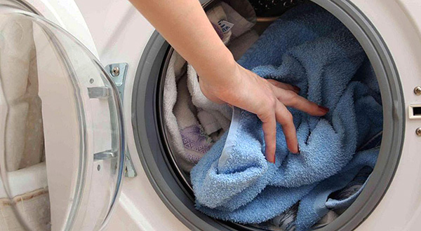 Nästan alla linmider kan förstöras helt enkelt genom att tvätta kläder vid höga temperaturer.