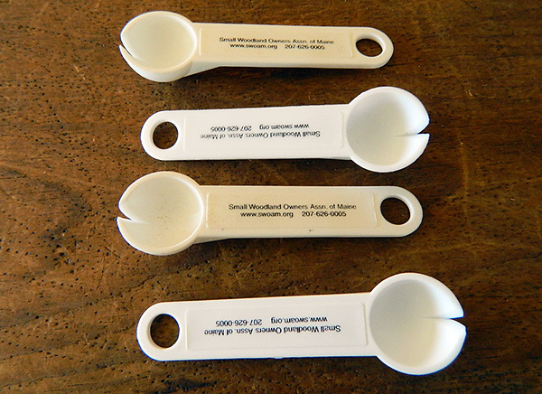 Spoon-shaped tick extractor